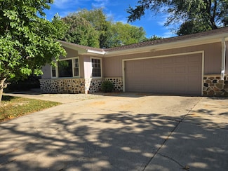 917 E Roberta Ave, Waukesha, WI 53186