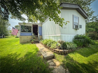 552 Village Dr, Butler, PA 16001