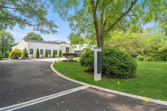 19 Linden Ln, Old Westbury, NY 11568