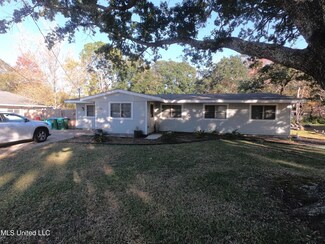 2210 Meadowbrook St, Pascagoula, MS 39567