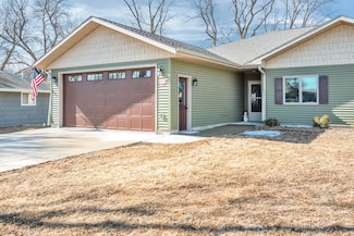 508 S 2nd St, Lake Park, IA 51347