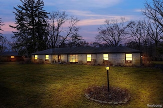 28201 W Kalong Cir, Southfield, MI 48034