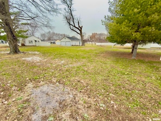 901 E 3rd St, Flora, IL 62839
