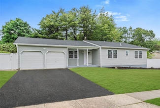 23 Waterford Dr, Wyandanch, NY 11798