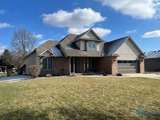 303 Ridgepoint Cir, Waterville, OH 43566