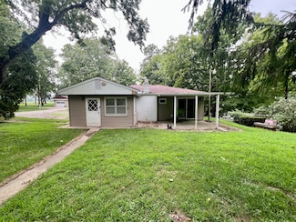 509 Lakeshore Dr, Oakland, IL 61943