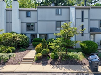 1586 Pinehurst Dr Unit 2, Pittsburgh, PA 15241