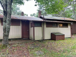 2923 Michigan Shores Rd, Gulliver, MI 49840