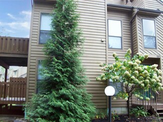 9372 Hunters Creek Dr, Blue Ash, OH 45242