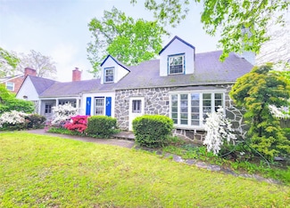 163 Scarcliffe Dr, Malverne, NY 11565