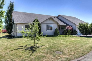 881 S 9th St, Harrisburg, OR 97446