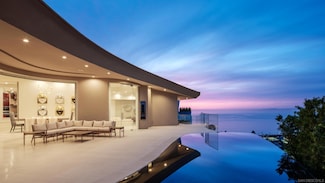7447 Hillside Dr, San Diego, CA 92037