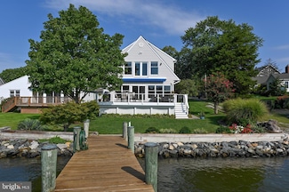 526 Bay View Point Dr, Edgewater, MD 21037