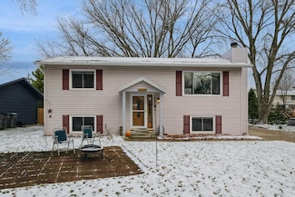 228 Highwood Dr, Chaska, MN 55318
