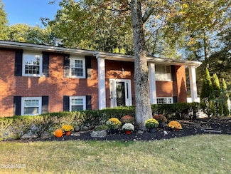 17 Ashley Dr, Newtonville, NY 12110