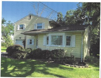 30 Robin Ct, Piscataway, NJ 08854