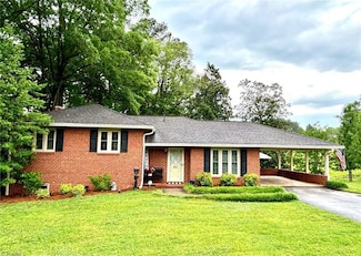 831 Sunset Dr, Pilot Mountain, NC 27041