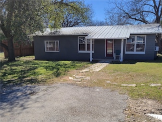 415 8th St, Bandera, TX 78003