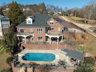 121 Pleasant Point Dr, Hickory, NC 28601