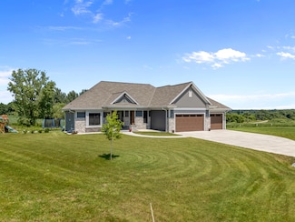 4884 Dixie Ct, Port Washington, WI 53074