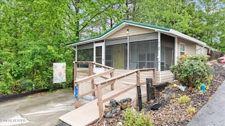 419 Mountain Thrush Dr, Townsend, TN 37882