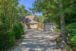 40 Scrimshaw Dr, Southampton, NY 11968