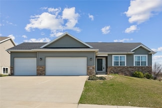 2417 Hallbrook St SW, Cedar Rapids, IA 52404