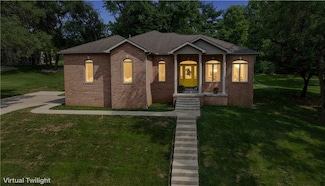 384 Greenway Ln, Decatur, IL 62521