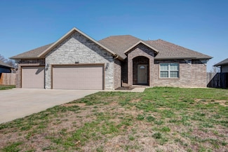 823 E Baracuda Dr, Nixa, MO 65714