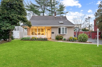 670 Mason St, Westbury, NY 11590