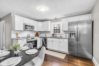 141 Parkerview St, Springfield, MA 01129