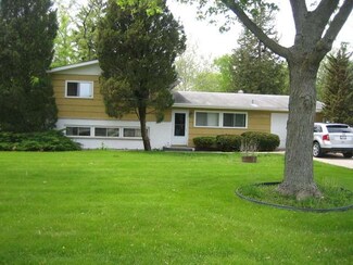 903 Lindenwood Dr, Aurora, IL 60506
