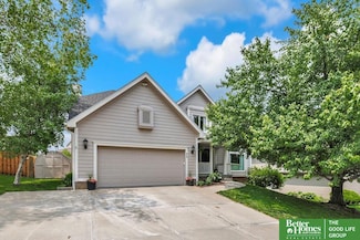808 Auburn Ln, Papillion, NE 68046