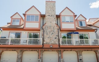 56 Woods Edge Dr, Succasunna, NJ 07876