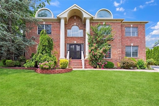 10 Roseanne Dr, Roslyn, NY 11576