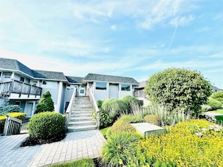 806 Bluffs Dr N, Calverton, NY 11933