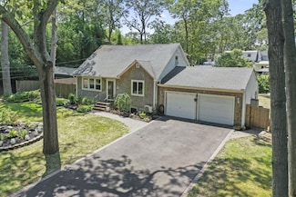 12 Lafayette Ave, Mastic, NY 11950