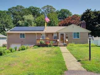 114 Park Ave, Uncasville, CT 06382