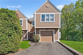 607 Brookhaven Ln, Woonsocket, RI 02895