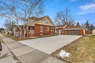 1076 Lindbergh St, Wyandotte, MI 48192