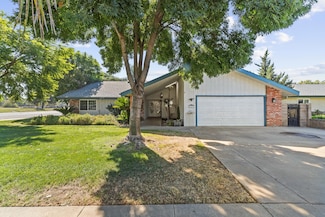 1687 Kaweah Dr, Tulare, CA 93274