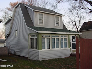 810 N 5th St, Grand Forks, ND 58203