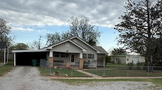 303 E 8th St, Quanah, TX 79252