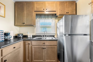 10 Mitchell Ct, Norwich, CT 06360