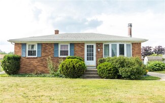 36 Della Dr, Buffalo, NY 14218