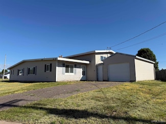516 / 518 Stratocruiser St, Gwinn, MI 49841