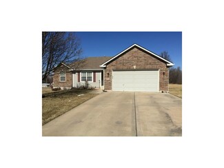 700 Tall Chief St, Buckner, MO 64016