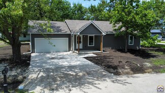 702 S 8th St, Burlington, KS 66839