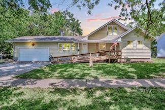 512 E 7th St, Newton, KS 67114