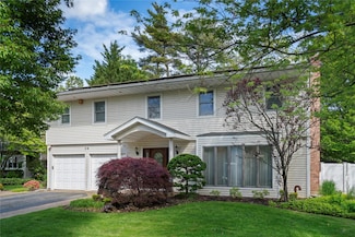36 Roseanne Dr, Woodbury, NY 11797